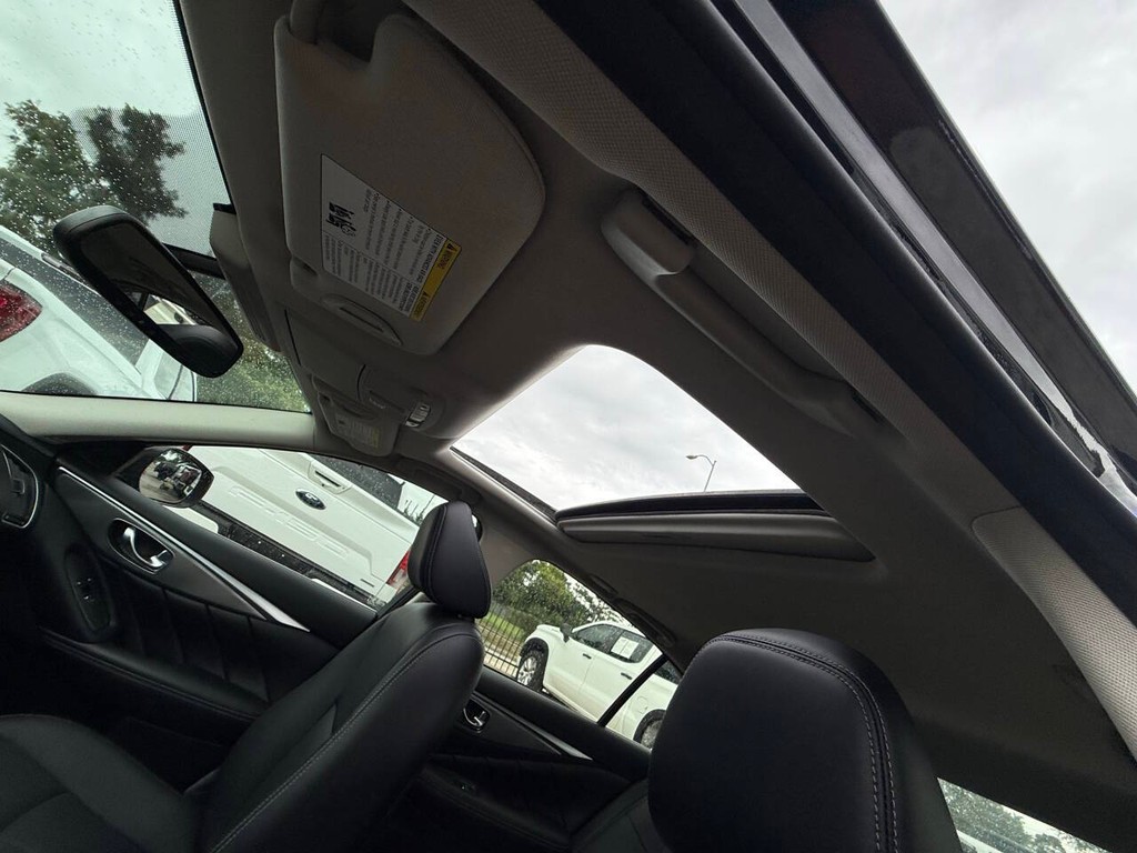 INFINITI Q50 Vehicle Full-screen Gallery Image 32