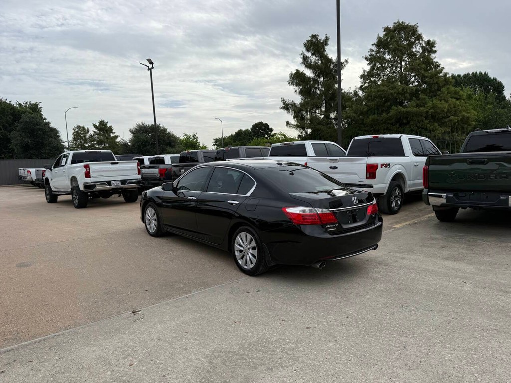 Honda Accord Sedan Vehicle Full-screen Gallery Image 04