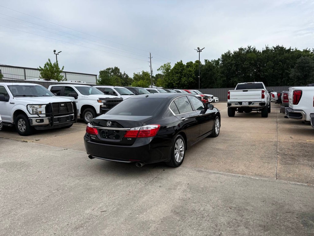 Honda Accord Sedan Vehicle Full-screen Gallery Image 05