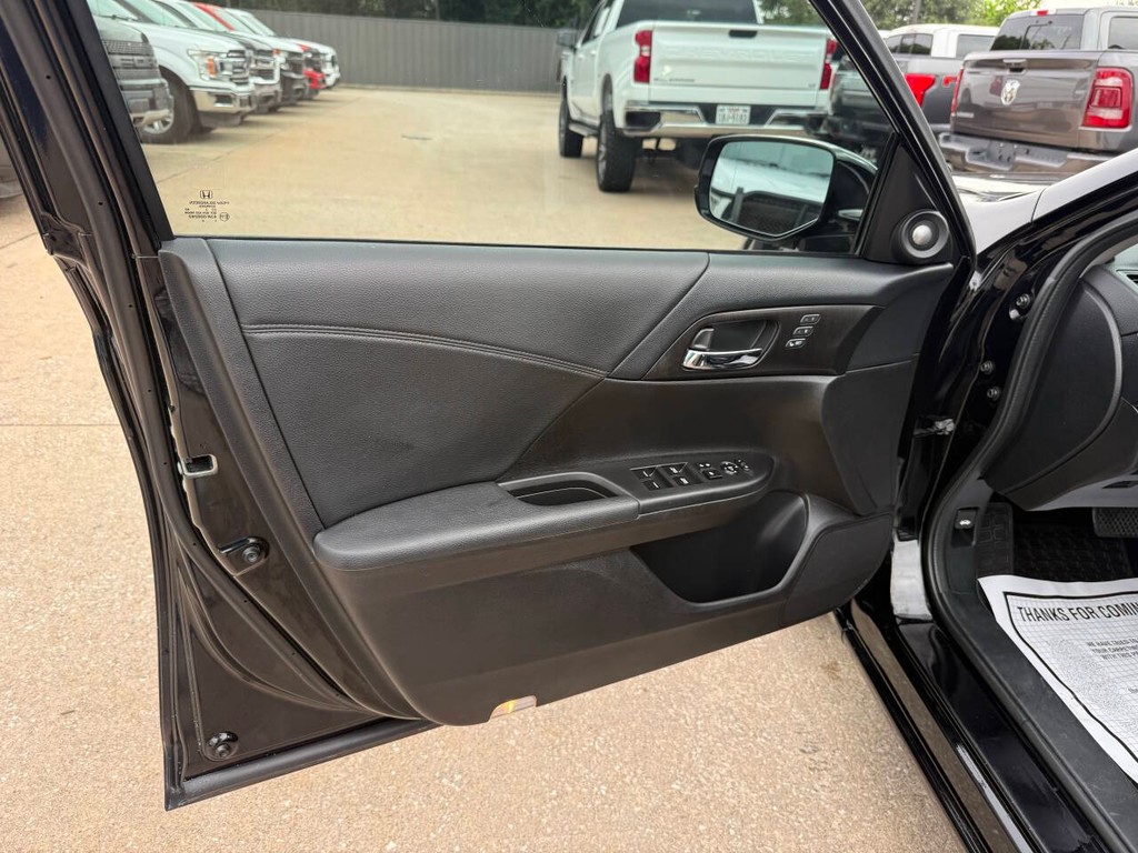 Honda Accord Sedan Vehicle Full-screen Gallery Image 08