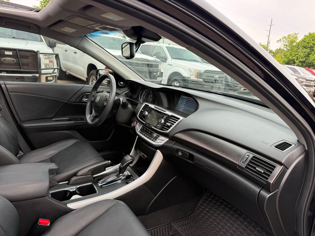Honda Accord Sedan Vehicle Full-screen Gallery Image 09