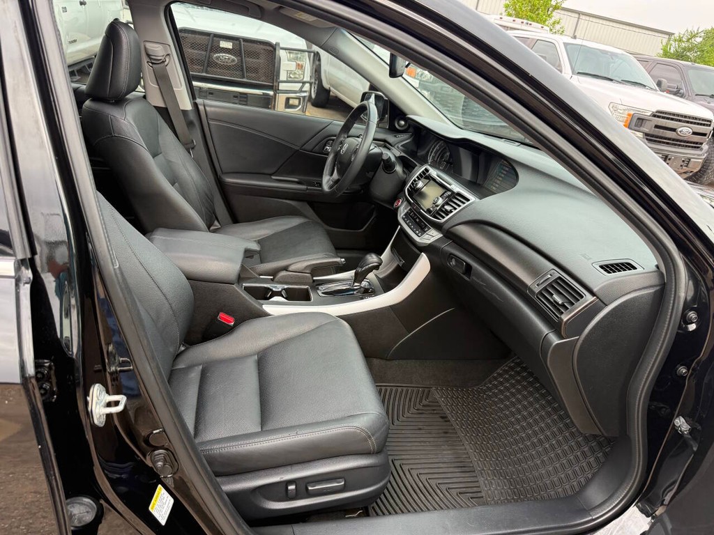 Honda Accord Sedan Vehicle Full-screen Gallery Image 10