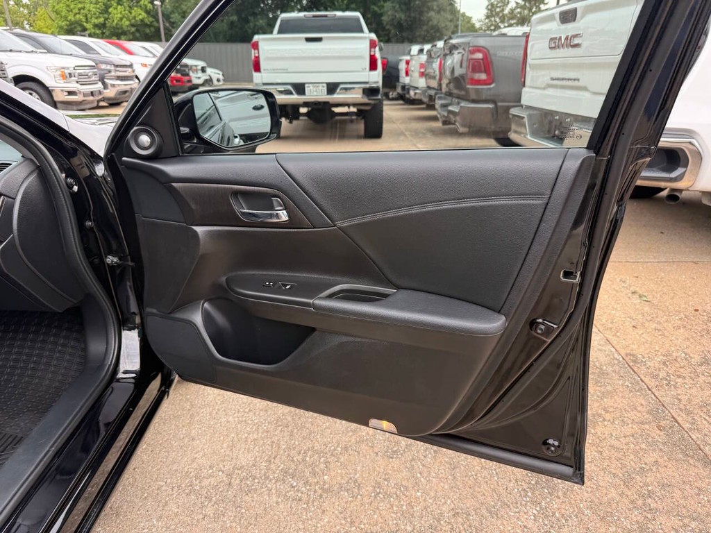 Honda Accord Sedan Vehicle Full-screen Gallery Image 11