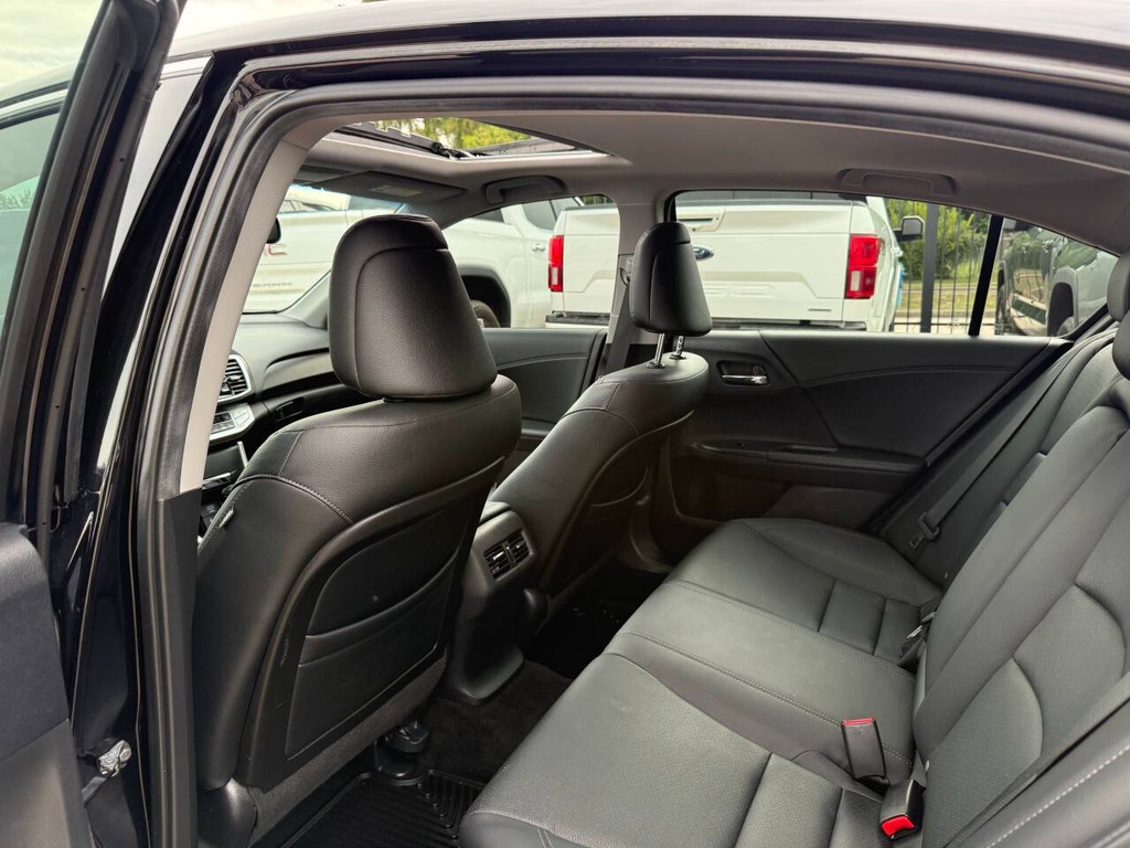 Honda Accord Sedan Vehicle Full-screen Gallery Image 12