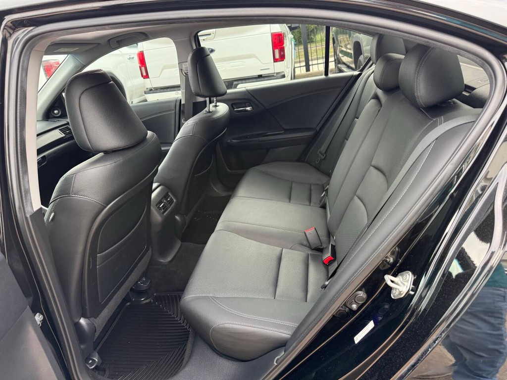 Honda Accord Sedan Vehicle Full-screen Gallery Image 13