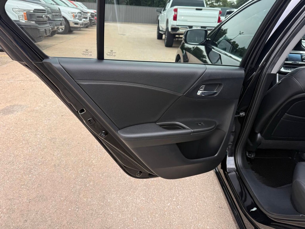 Honda Accord Sedan Vehicle Full-screen Gallery Image 14
