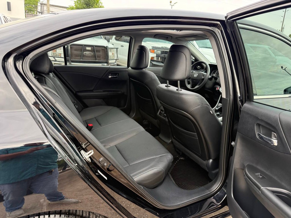 Honda Accord Sedan Vehicle Full-screen Gallery Image 15
