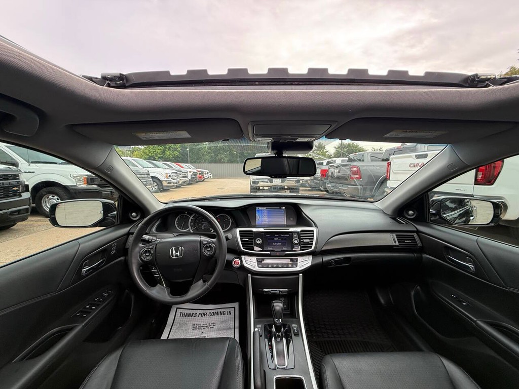 Honda Accord Sedan Vehicle Full-screen Gallery Image 18