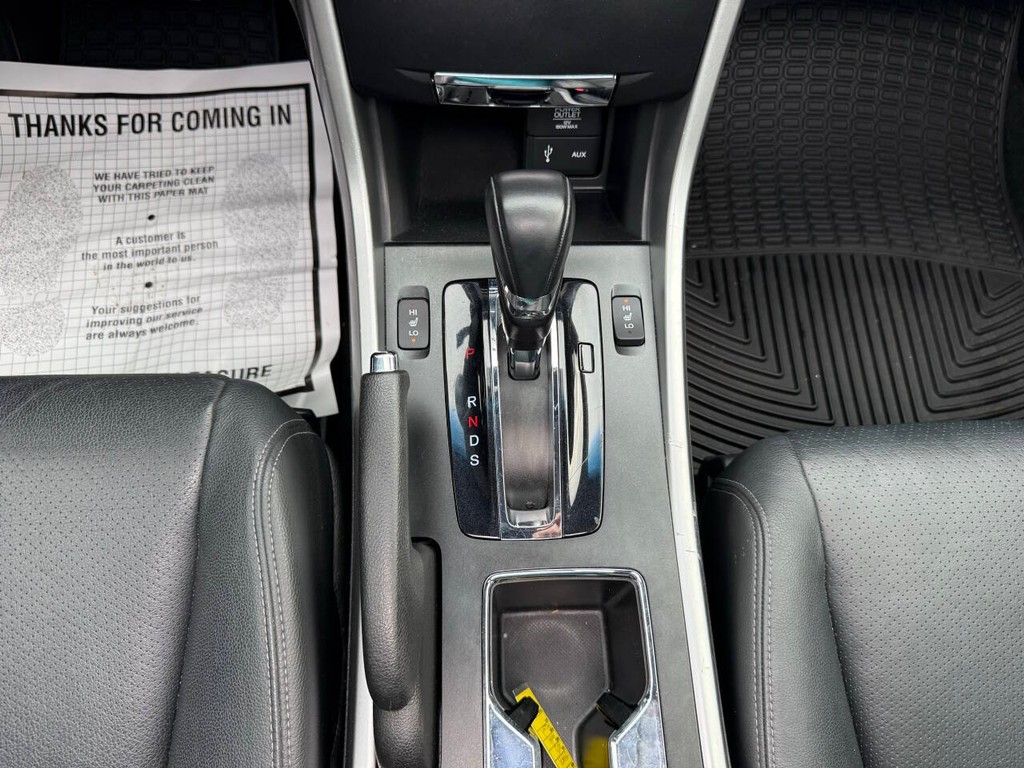 Honda Accord Sedan Vehicle Full-screen Gallery Image 29