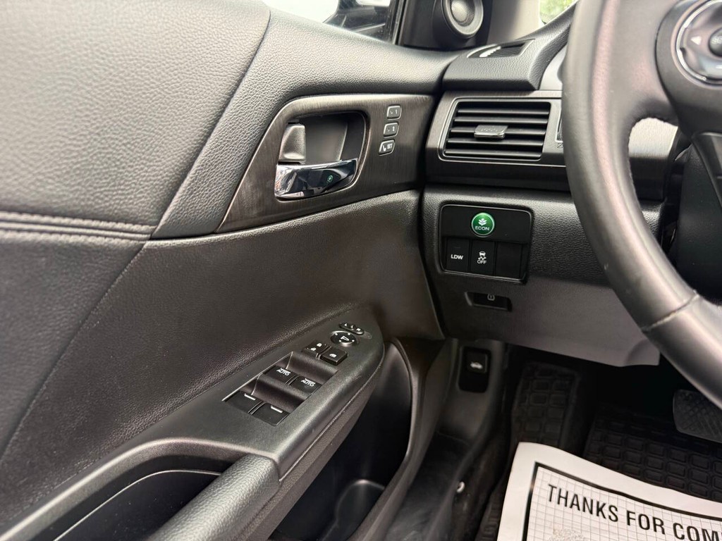 Honda Accord Sedan Vehicle Full-screen Gallery Image 30