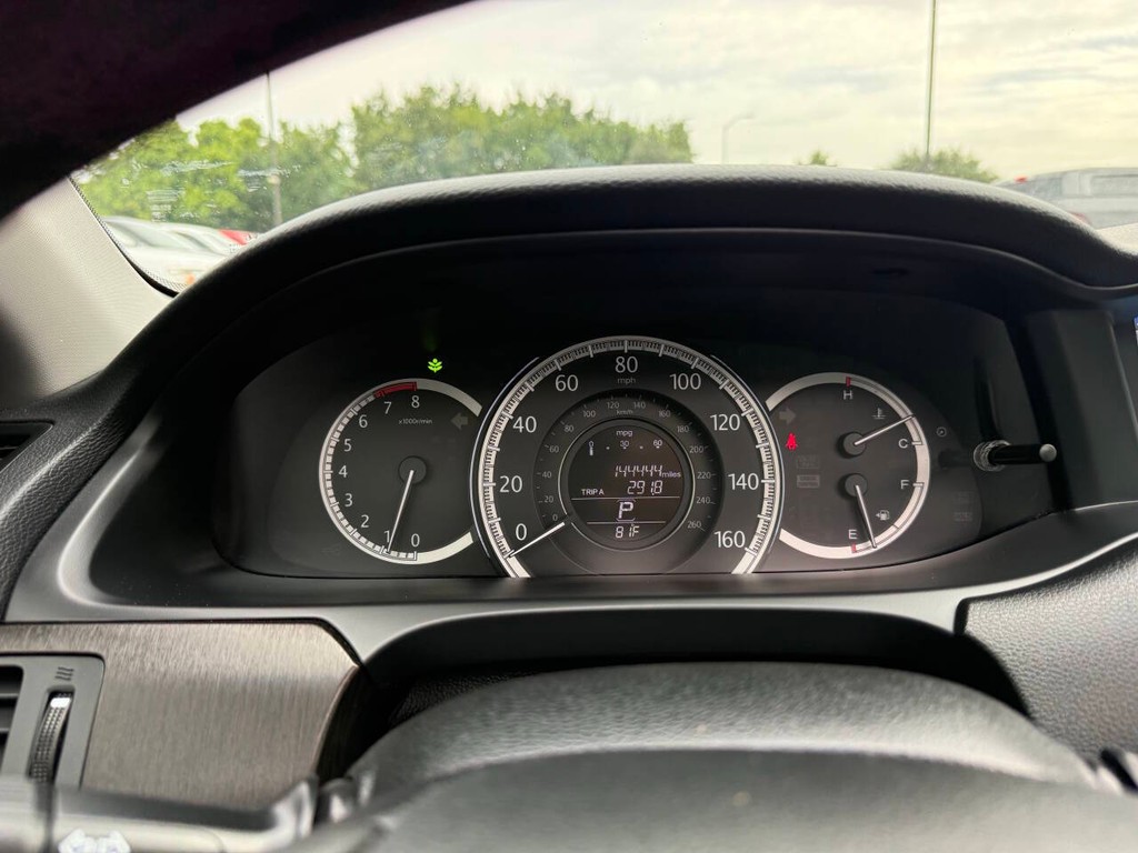 Honda Accord Sedan Vehicle Full-screen Gallery Image 32