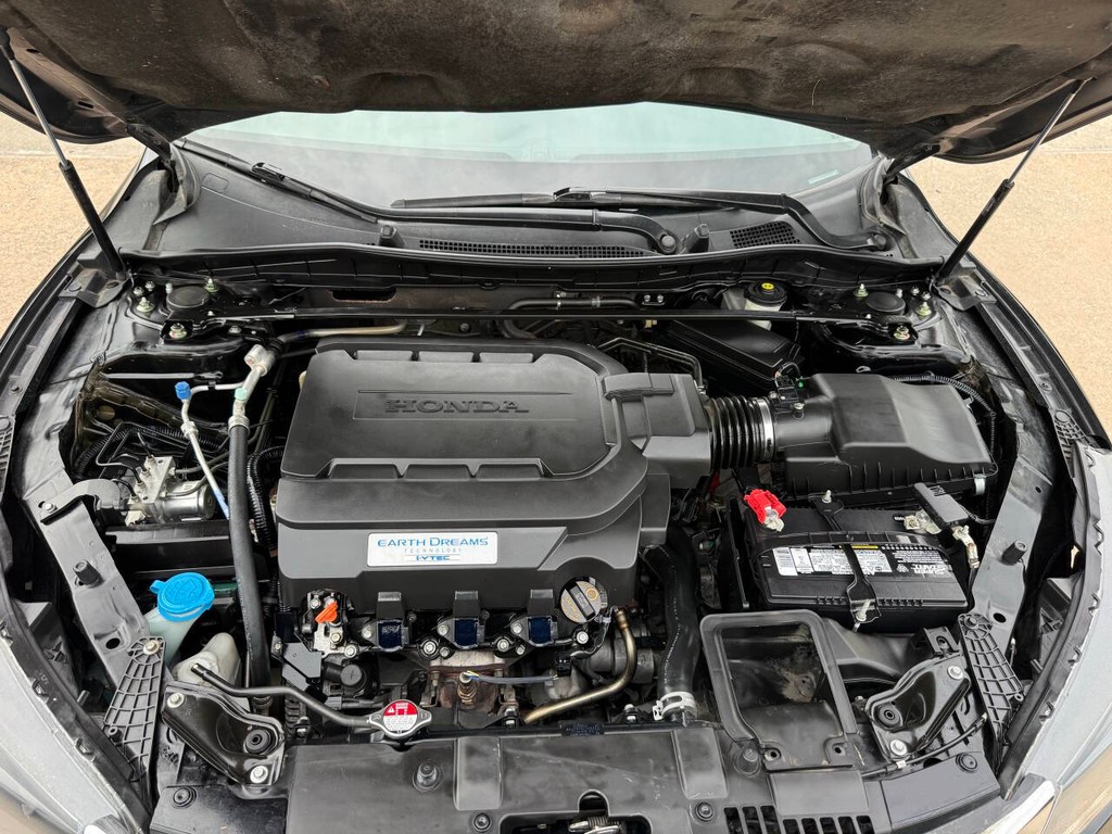 Honda Accord Sedan Vehicle Full-screen Gallery Image 35