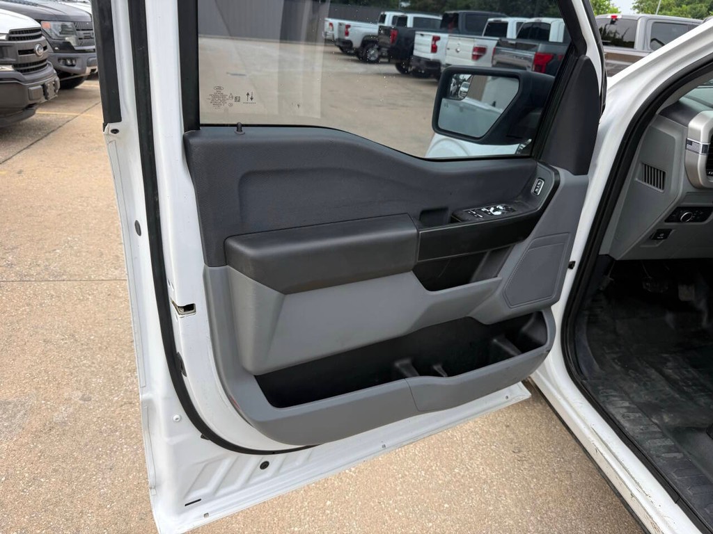 Ford F-150 Vehicle Full-screen Gallery Image 08