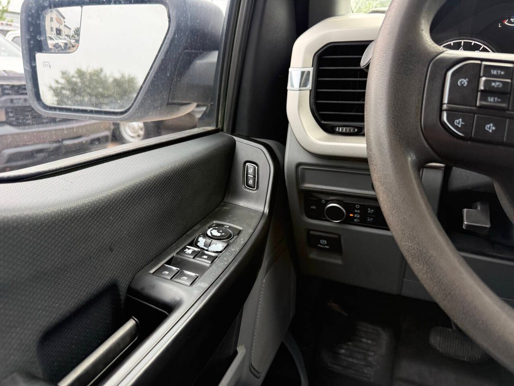 Ford F-150 Vehicle Full-screen Gallery Image 31