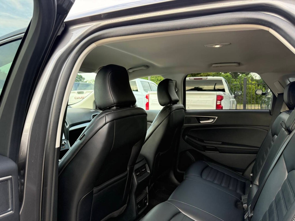 Ford Edge Vehicle Full-screen Gallery Image 12