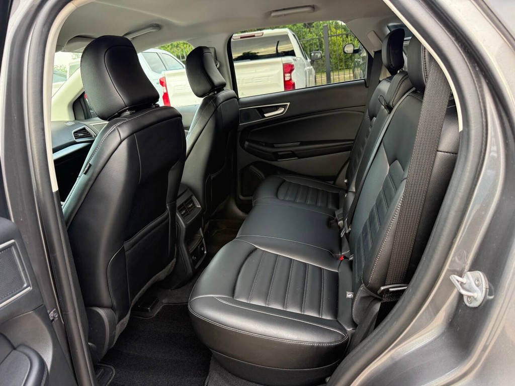 Ford Edge Vehicle Full-screen Gallery Image 13