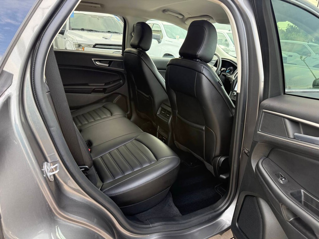 Ford Edge Vehicle Full-screen Gallery Image 15