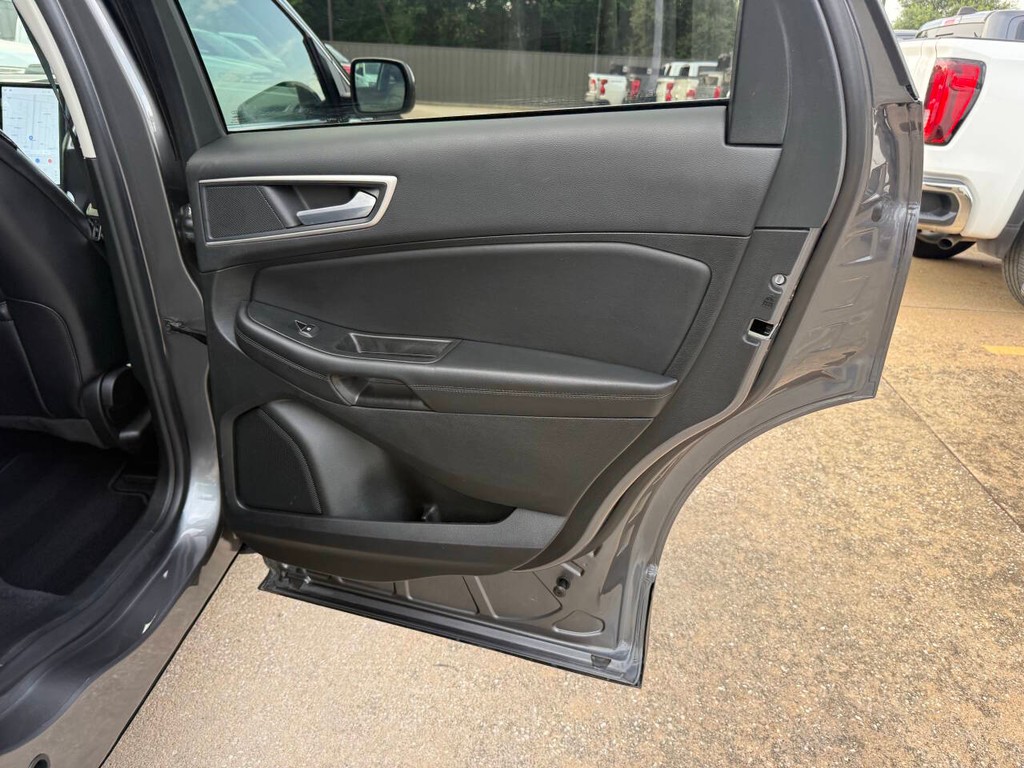 Ford Edge Vehicle Full-screen Gallery Image 16