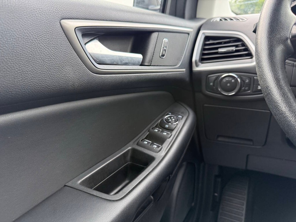Ford Edge Vehicle Full-screen Gallery Image 29