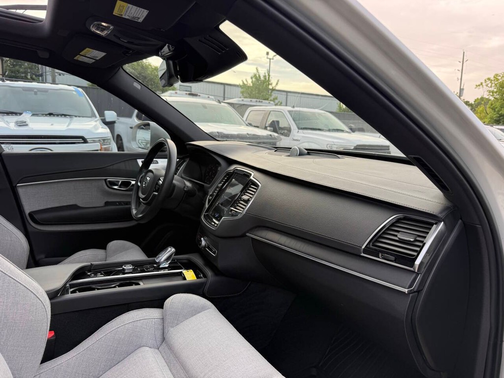 Volvo XC90 Recharge Vehicle Full-screen Gallery Image 09
