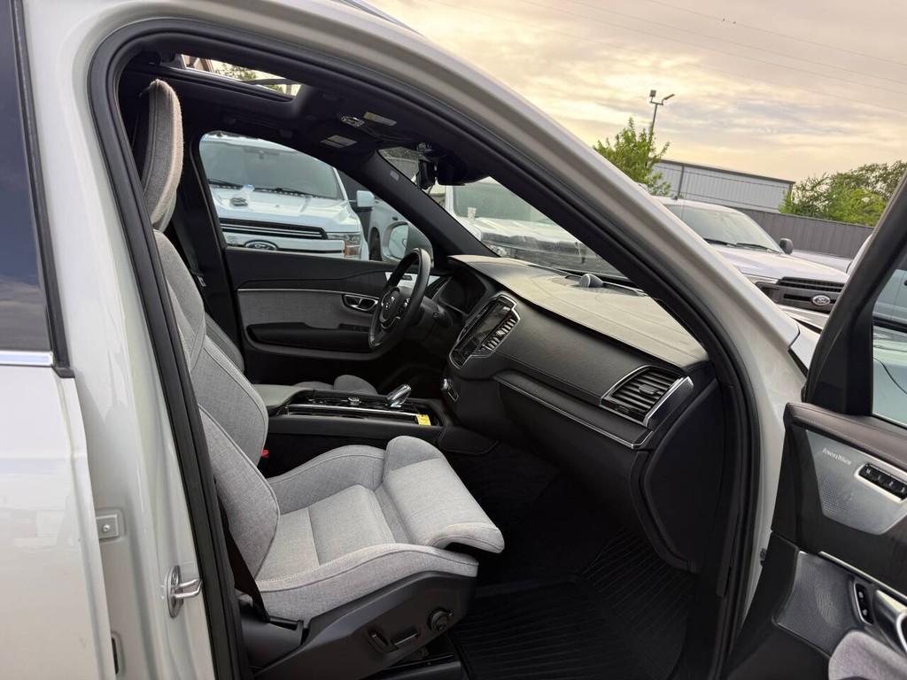 Volvo XC90 Recharge Vehicle Full-screen Gallery Image 10