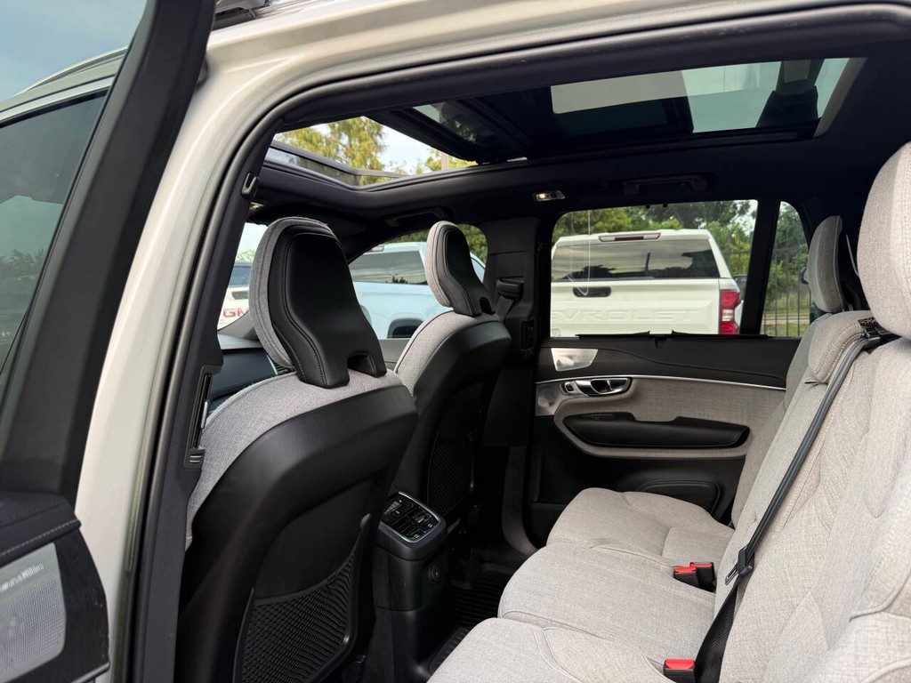 Volvo XC90 Recharge Vehicle Full-screen Gallery Image 12