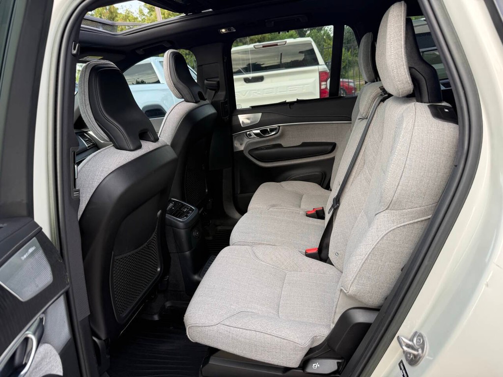 Volvo XC90 Recharge Vehicle Full-screen Gallery Image 13