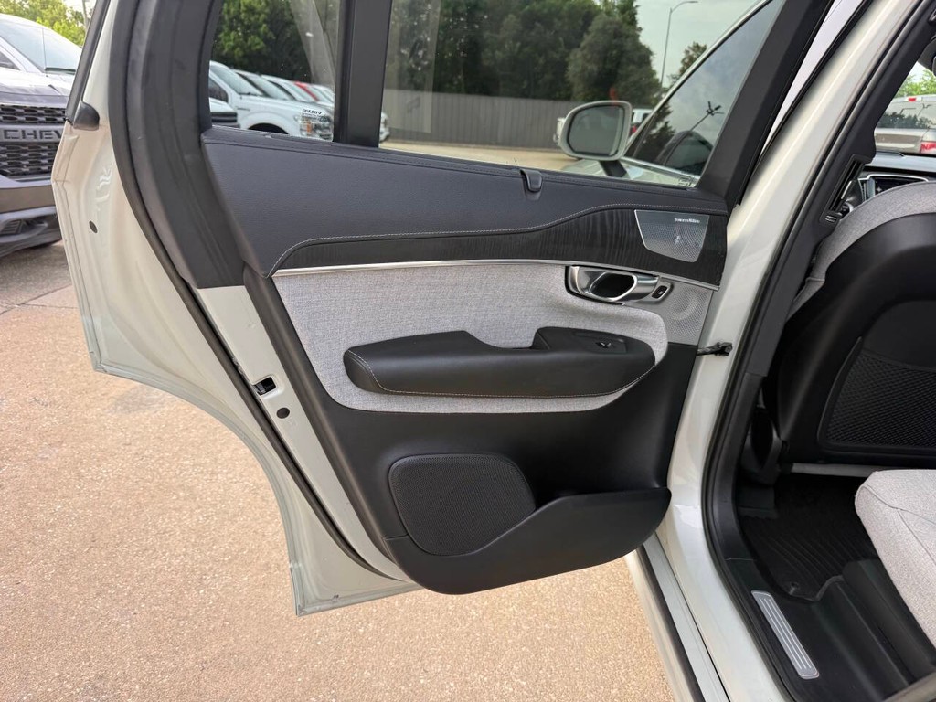 Volvo XC90 Recharge Vehicle Full-screen Gallery Image 15