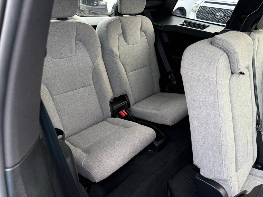 Volvo XC90 Recharge Vehicle Full-screen Gallery Image 16