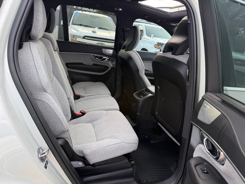 Volvo XC90 Recharge Vehicle Full-screen Gallery Image 17