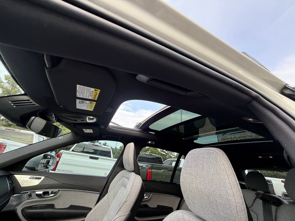 Volvo XC90 Recharge Vehicle Full-screen Gallery Image 33
