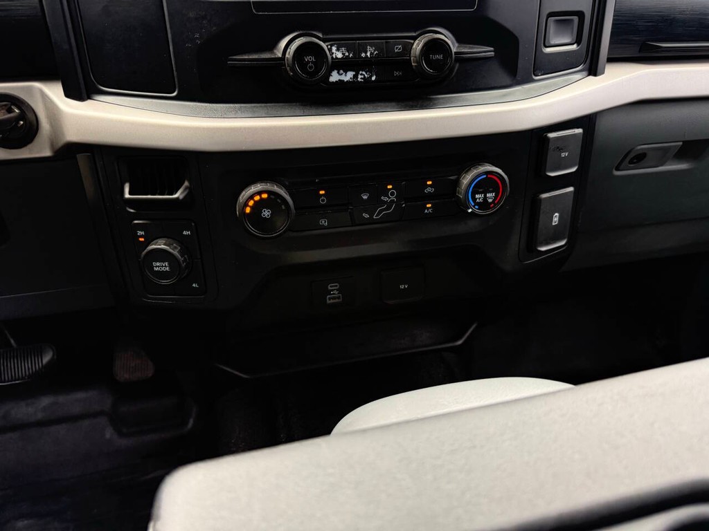 Chevrolet Silverado 1500 Vehicle Full-screen Gallery Image 29
