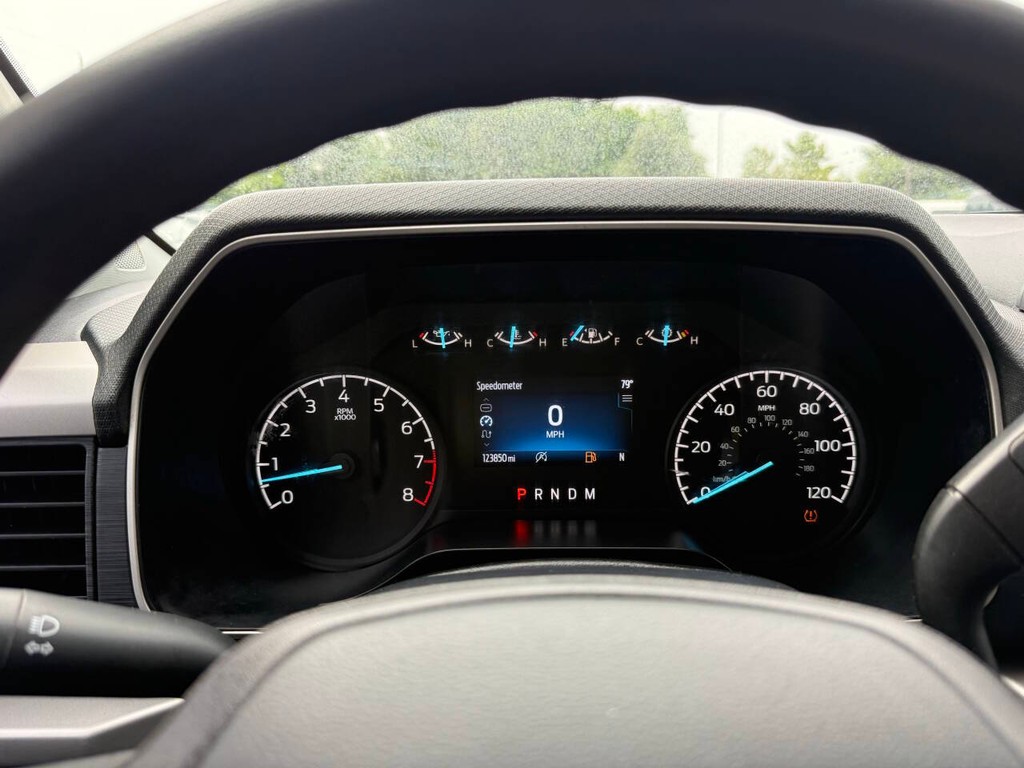 Chevrolet Silverado 1500 Vehicle Full-screen Gallery Image 32