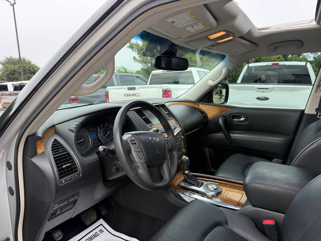 INFINITI QX80 Vehicle Full-screen Gallery Image 06