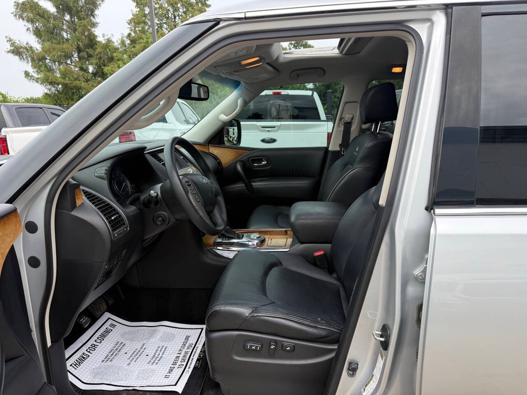 INFINITI QX80 Vehicle Full-screen Gallery Image 07