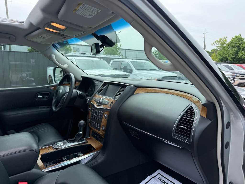 INFINITI QX80 Vehicle Full-screen Gallery Image 09