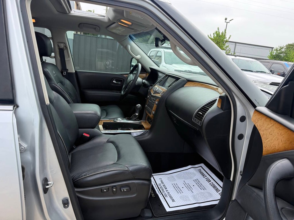 INFINITI QX80 Vehicle Full-screen Gallery Image 10