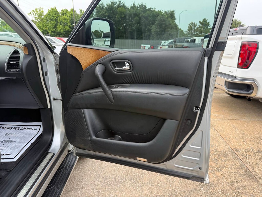 INFINITI QX80 Vehicle Full-screen Gallery Image 11