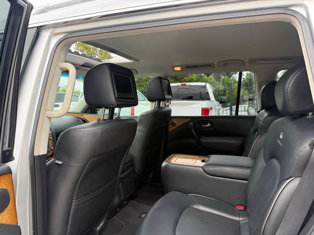 INFINITI QX80 Vehicle Full-screen Gallery Image 12