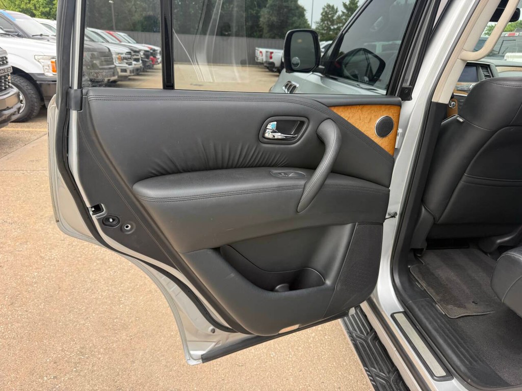 INFINITI QX80 Vehicle Full-screen Gallery Image 15