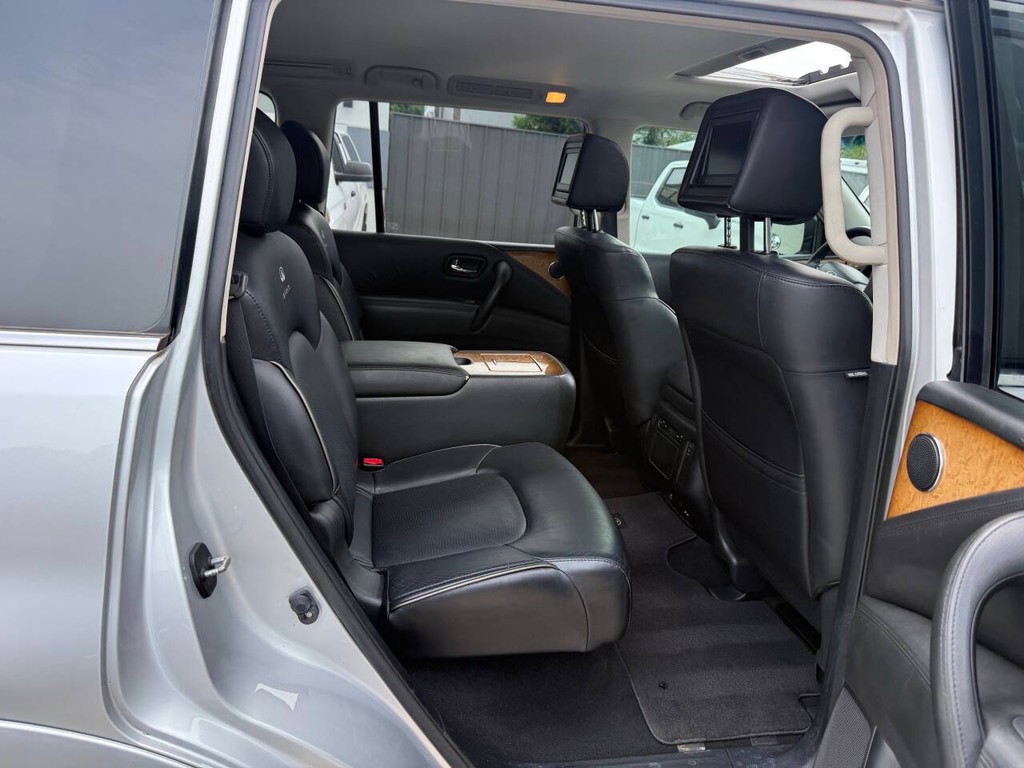 INFINITI QX80 Vehicle Full-screen Gallery Image 16
