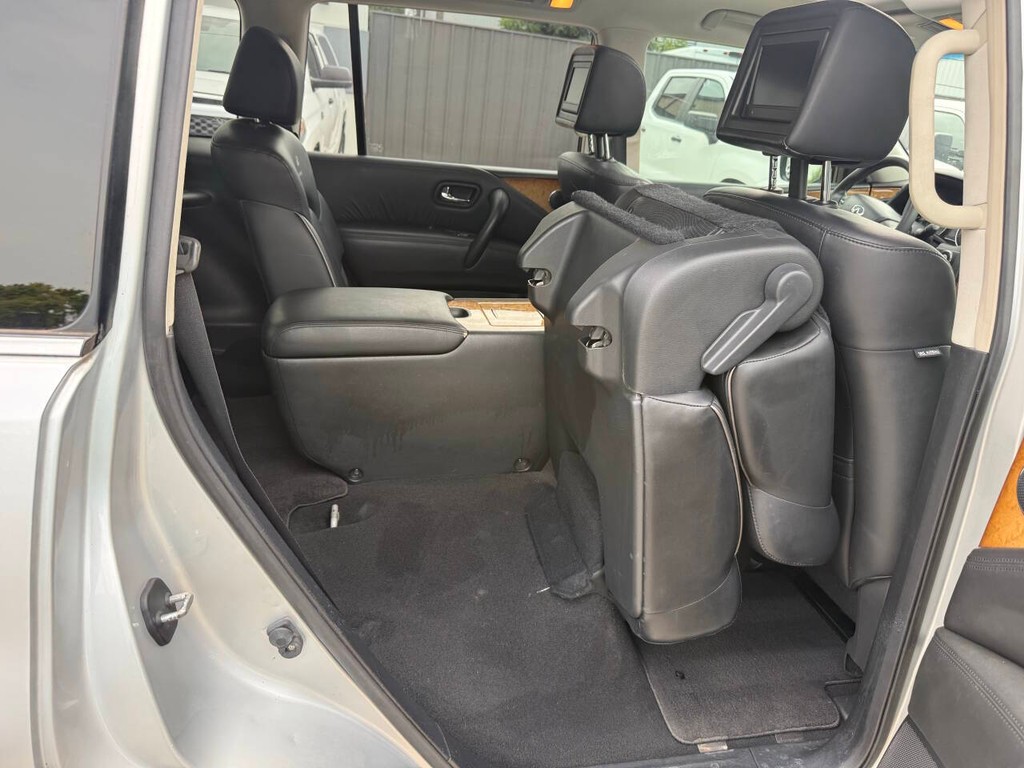 INFINITI QX80 Vehicle Full-screen Gallery Image 18