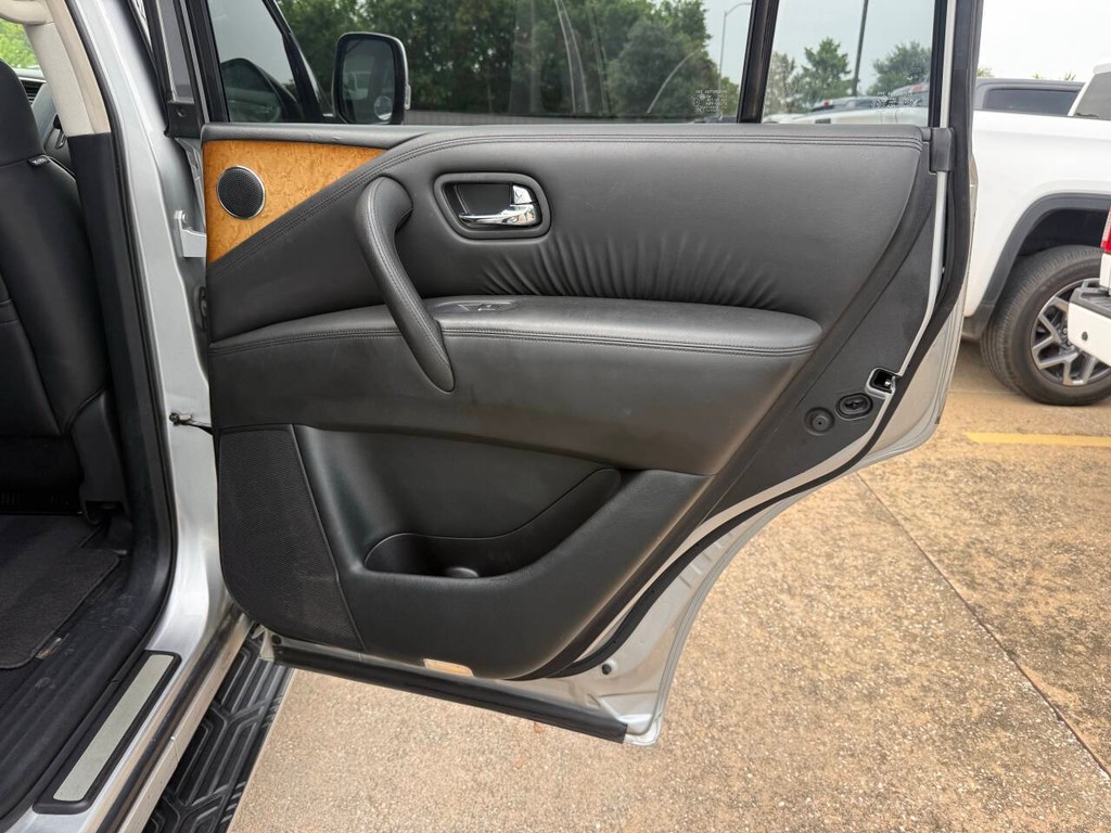 INFINITI QX80 Vehicle Full-screen Gallery Image 19