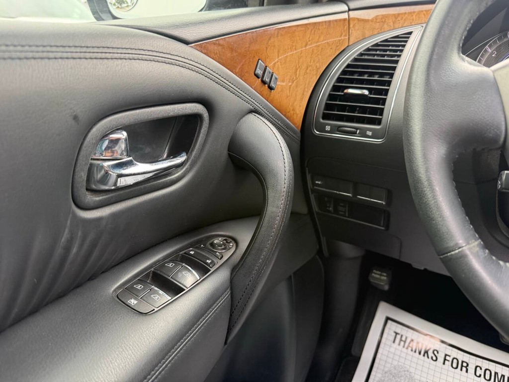 INFINITI QX80 Vehicle Full-screen Gallery Image 35