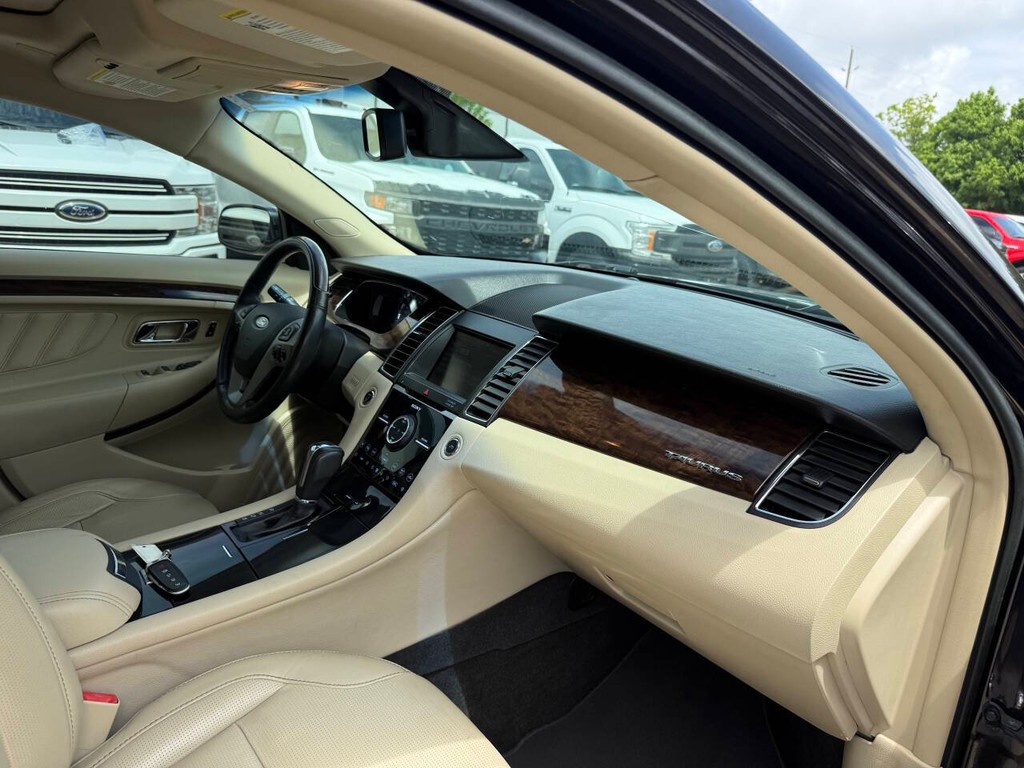 Ford Taurus Vehicle Full-screen Gallery Image 09