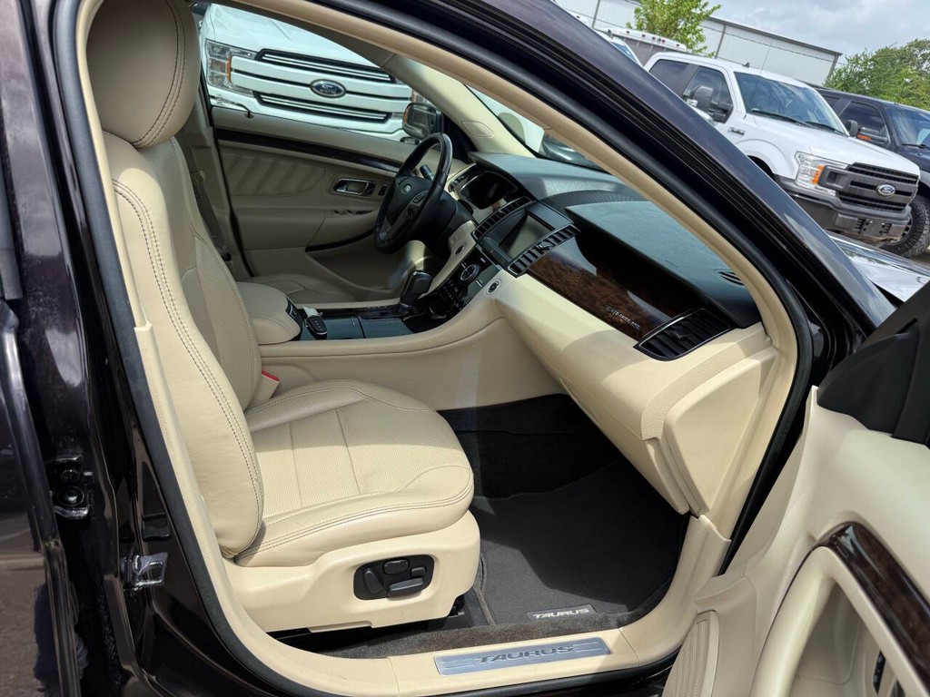 Ford Taurus Vehicle Full-screen Gallery Image 10