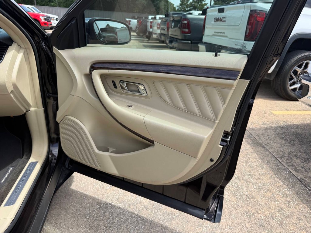 Ford Taurus Vehicle Full-screen Gallery Image 11
