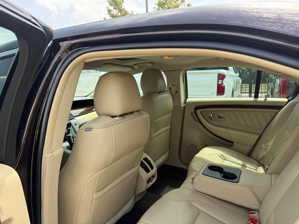 Ford Taurus Vehicle Full-screen Gallery Image 12