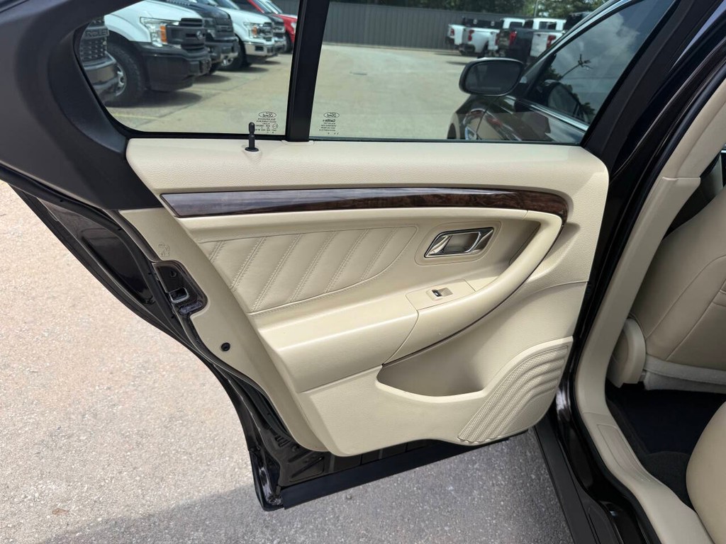 Ford Taurus Vehicle Full-screen Gallery Image 14