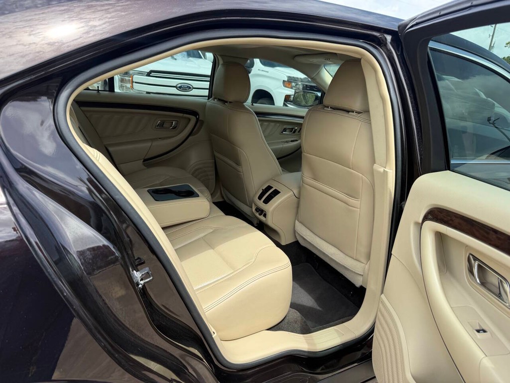 Ford Taurus Vehicle Full-screen Gallery Image 15